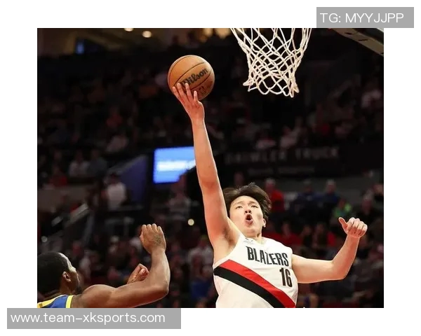 杨瀚森低位背打轻松突破对手单脚上篮展现绝佳技术 杨瀚森低位背打轻松突破对手单脚上篮展现绝佳技术