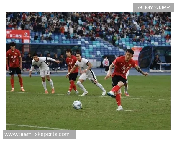 广东队逆转中国香港姜至鹏禁区小角度射门精彩破门助力胜利