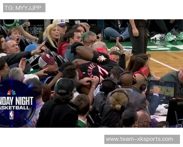 埃奇库姆意外踢到女球迷引发关注VJ温暖拥抱安慰受伤球迷